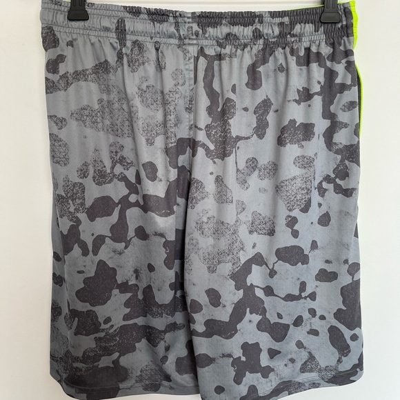 Under Armour Gray and yellow Athletic Shorts size medium - Picture 4 of 5